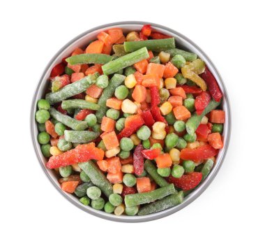 Farklı donmuş sebzelerin karışımı beyaz, üst görünümde izole edilmiş.