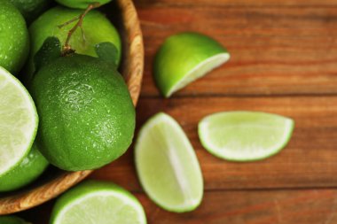 Taze ıslak delik ve ahşap masada limon dilimleri, düz yatış. Metin için boşluk