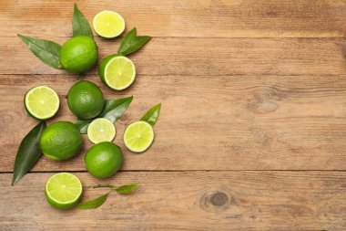 Taze limon ve yapraklar ahşap masada, düz yatıyordu. Metin için boşluk