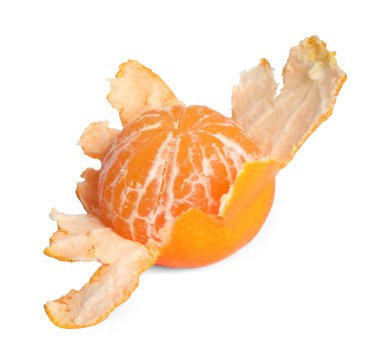 Taze, olgun bir mandalina beyazda izole edilmiş.