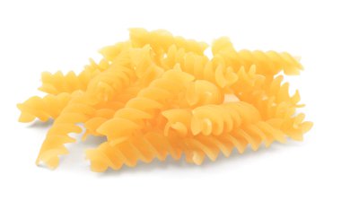 Beyaz üzerine izole edilmiş çiğ fusilli makarna yığını.