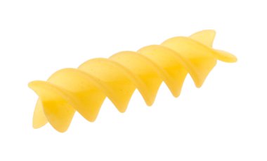 Bir parça çiğ fusilli makarna beyaza izole edilmiş.