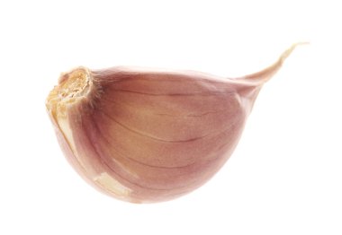 Soyulmamış bir diş sarımsak beyaza izole edilmiş.