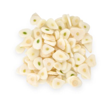 Taze sarımsak parçaları beyaza izole edilmiş.