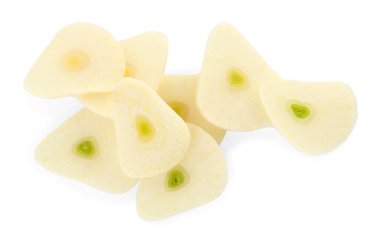 Taze sarımsak parçaları beyaza izole edilmiş.