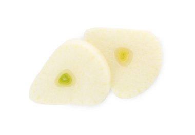 Taze sarımsak parçaları beyaza izole edilmiş.