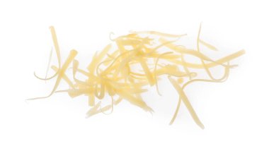 Beyazda izole edilmiş lezzetli rendelenmiş peynir. Süt ürünü