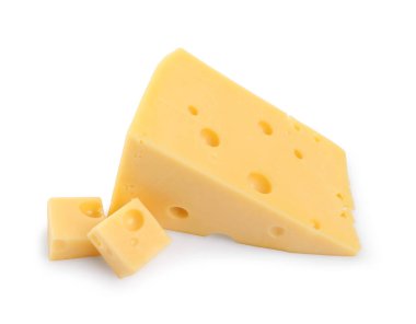 Beyaz üzerinde izole taze lezzetli peynir kesme