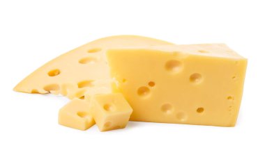 Beyaz üzerinde izole taze lezzetli peynir kesme