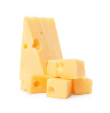 Beyaz üzerinde izole taze lezzetli peynir kesme