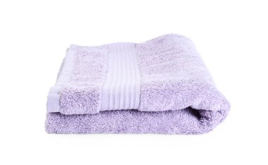 Katlanmış menekşe havlu beyaza izole edilmiş.