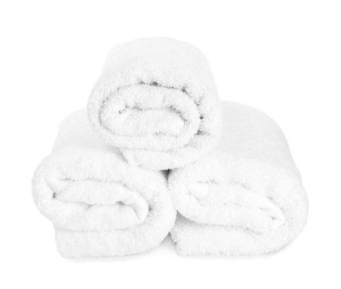 Üç rulo havlu beyaz üzerinde izole edilmiş.
