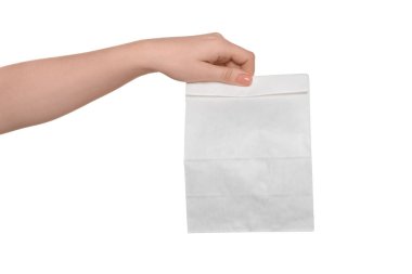 Beyaz arka planda kağıt çanta tutan kadın, yakın plan.