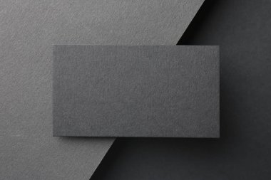 Siyah arka planda boş bir kartvizit, üst manzara. Tasarım için model