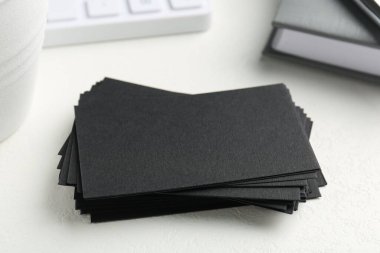 Beyaz masada boş siyah kartvizitler, yakın plan. Tasarım için model