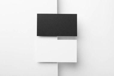 Beyaz arka planda boş kartvizitler, düz yatış. Tasarım için model