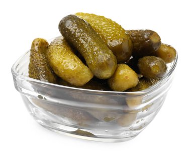 Beyaz tenceredeki lezzetli salatalık turşusu.