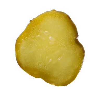 Beyaz izole turşusu salatalık dilim