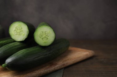 Tahta masadaki taze salatalıklar, yakın plan. Metin için boşluk