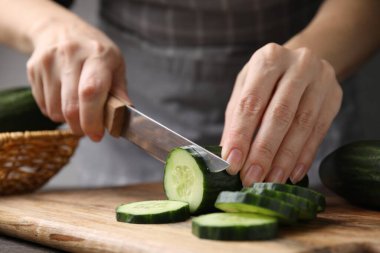 Masada salatalık kesen kadın, yakın plan.