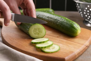 Masada salatalık kesen kadın, yakın plan.