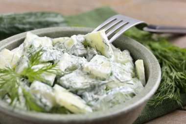 Tablo, closeup kase lezzetli salatalık salatası