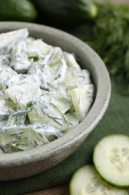 Tablo, closeup kase lezzetli salatalık salatası