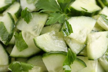 Arka plan olarak lezzetli salatalık salatası, üst manzara.