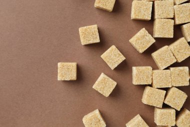 Esmer şeker küpleri renk arkaplanı, üst görünüm