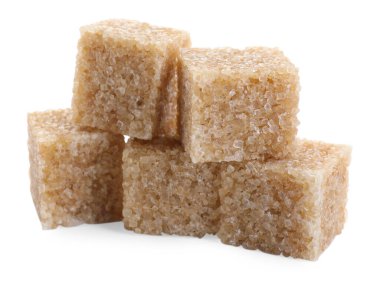 Birçok kahverengi şeker küpü beyaz üzerine izole edilmiştir.