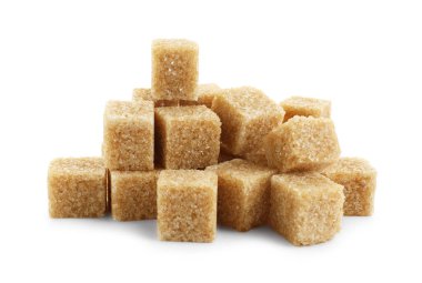 Birçok kahverengi şeker küpü beyaz üzerine izole edilmiştir.