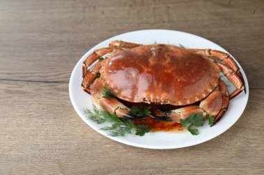 Ahşap masadaki sebzeli lezzetli yengeç.