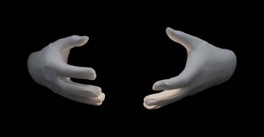 Sihirbaz siyah arkaplanda bir şey tutuyor, yakın plan.