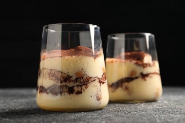 Gri desenli masada gözlüklü nefis tiramisu, yakın plan.