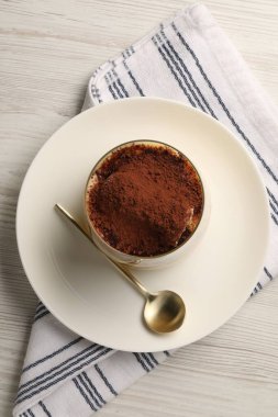 Cam ve kaşıkla nefis tiramisu beyaz ahşap masa, üst manzara