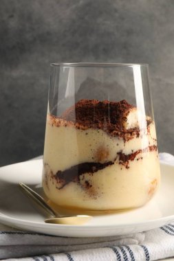 Lezzetli tiramisu, cam kaplı masada, yakın plan.