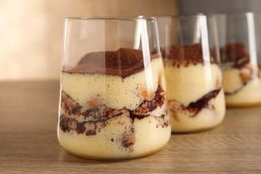 Ahşap masada gözlüklü nefis tiramisu, yakın plan.