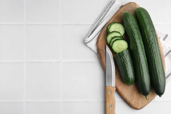 Verse Komkommers Mes Witte Betegelde Tafel Bovenaanzicht Ruimte Voor Tekst — Stockfoto