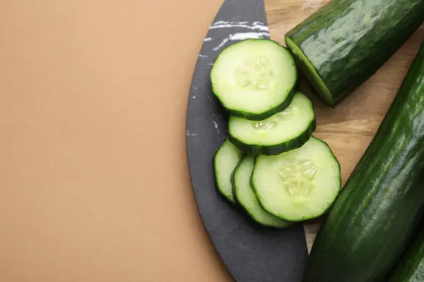 Verse Komkommers Beige Achtergrond Bovenaanzicht Ruimte Voor Tekst — Stockfoto
