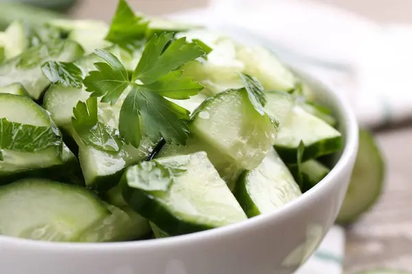 Heerlijke Komkommer Salade Kom Tafel Close — Stockfoto