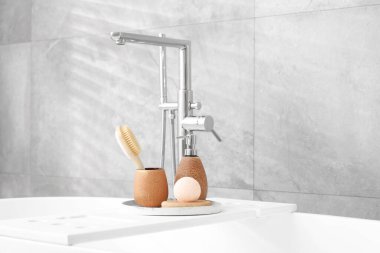 Banyodaki küvette farklı kişisel bakım ürünleri ve aksesuarlar.