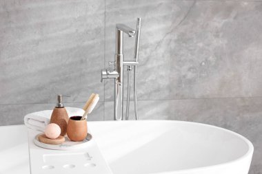 Banyodaki küvette farklı kişisel bakım ürünleri ve aksesuarlar.