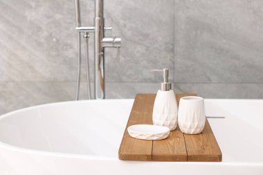 Banyodaki küvette banyo aksesuarları, mesaj atmak için yer.