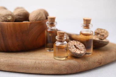 Nutmeg temel yağ ve fındıklar ışık masasında