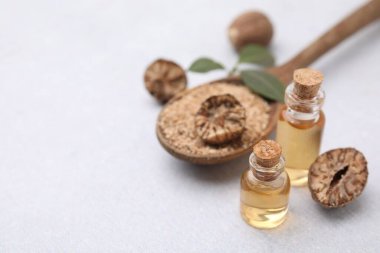 Nutmeg esaslı yağ, bütün ve yer fıstığı ışık masasında, yakın plan. Metin için boşluk