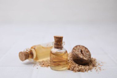 Nutmeg esaslı yağ, beyaz masada tam ve yer fıstığı. Metin için boşluk