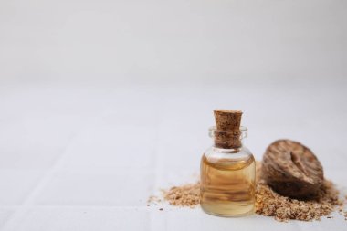 Nutmeg esaslı yağ, beyaz masada tam ve yer fıstığı. Metin için boşluk