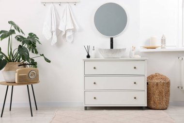 Şık banyoda farklı banyo aksesuarları ve kişisel bakım ürünleri.