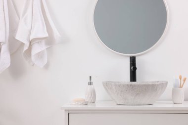 Banyoda farklı banyo aksesuarları ve kişisel bakım ürünleri var.