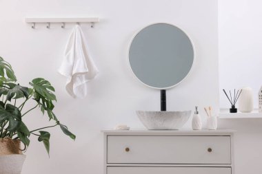 Banyoda farklı banyo aksesuarları ve kişisel bakım ürünleri var.